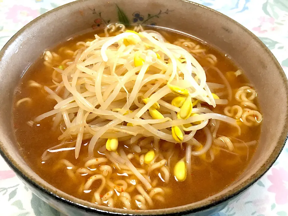 サッポロ一番みそラーメン🍜豆もやしのせ|ゆうじ.さん