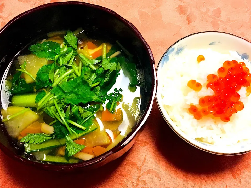 まだらの野菜たっぷりすまし汁と炊きたてご飯いくらのせ🍚|Junko Tominagaさん