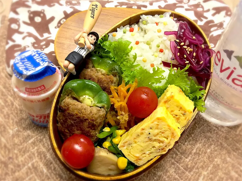 ピーマンの肉詰め&花エビ🦐入り出汁巻き玉子&あわび茸とほうれん草・コーン🌽の中華炒め&人参🥕シリシリ&しばわかめ&わさび菜&プチトマト🍅のダーリンお弁当♪

 #弁当  #フチ子 #ピーマン少し安くなってきた#あわび茸は我が町の名物|桃実さん