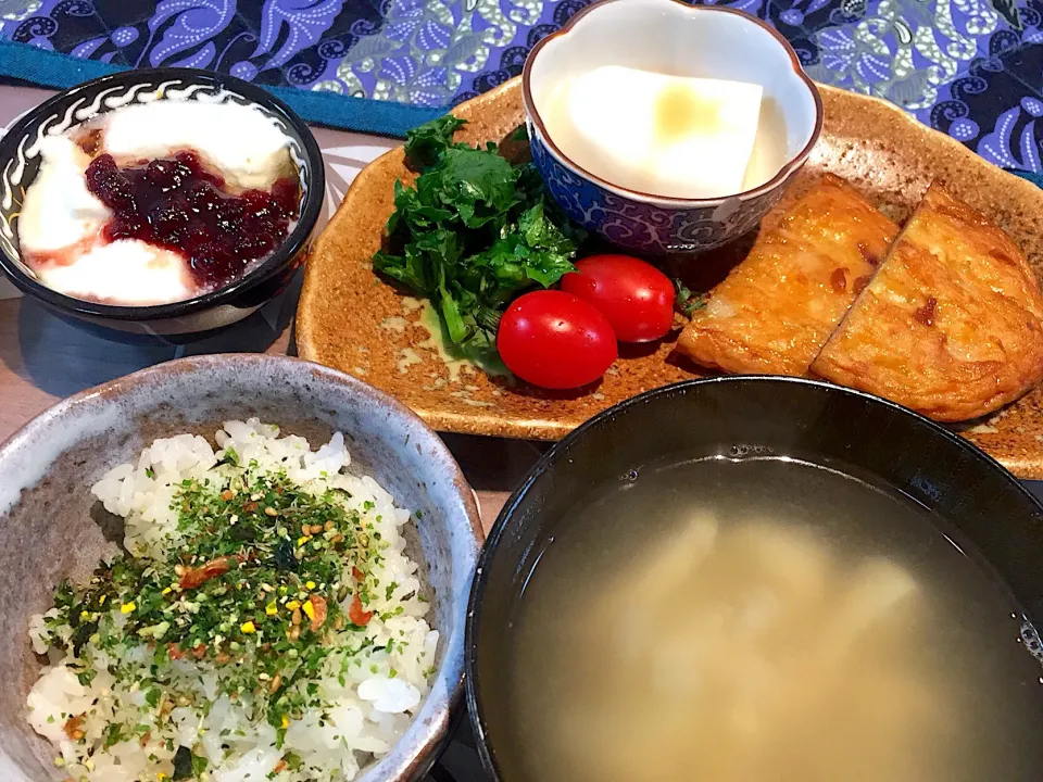 朝ごはん
はんぺん付け焼、けんちゃん豆腐、大根の葉漬け、アイコ、白米、あおさふりかけ、大根と揚げの味噌汁、コケモモ添えヨーグルト|かよちゃんさん