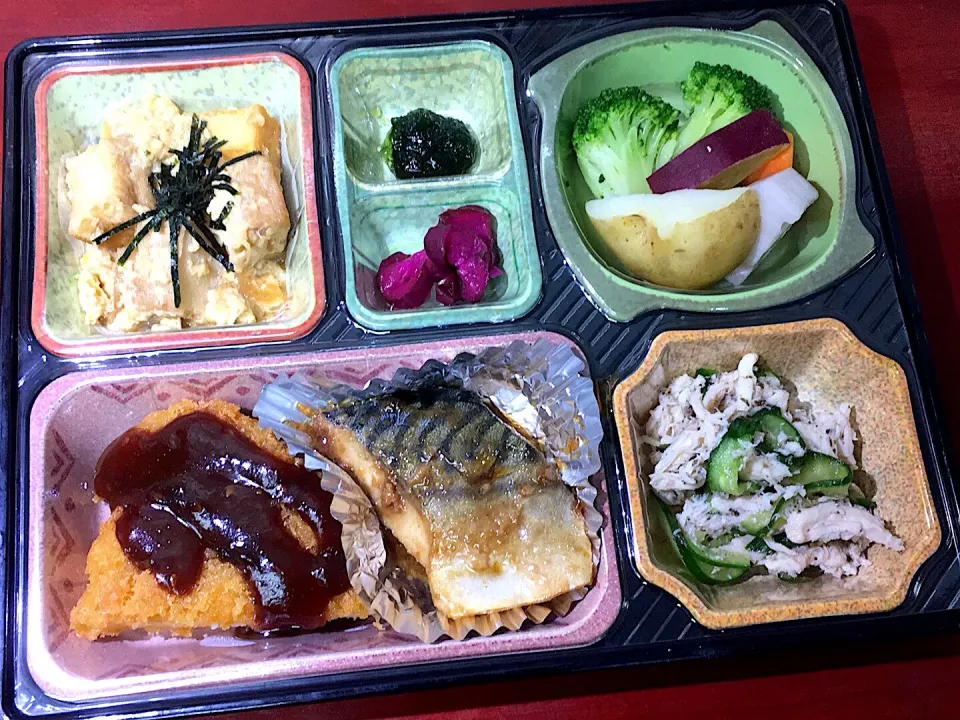 Snapdishの料理写真:味噌トンカツ 日替わり弁当 豊川市豊橋市一部エリア宅配|Naokazu Kuritaさん