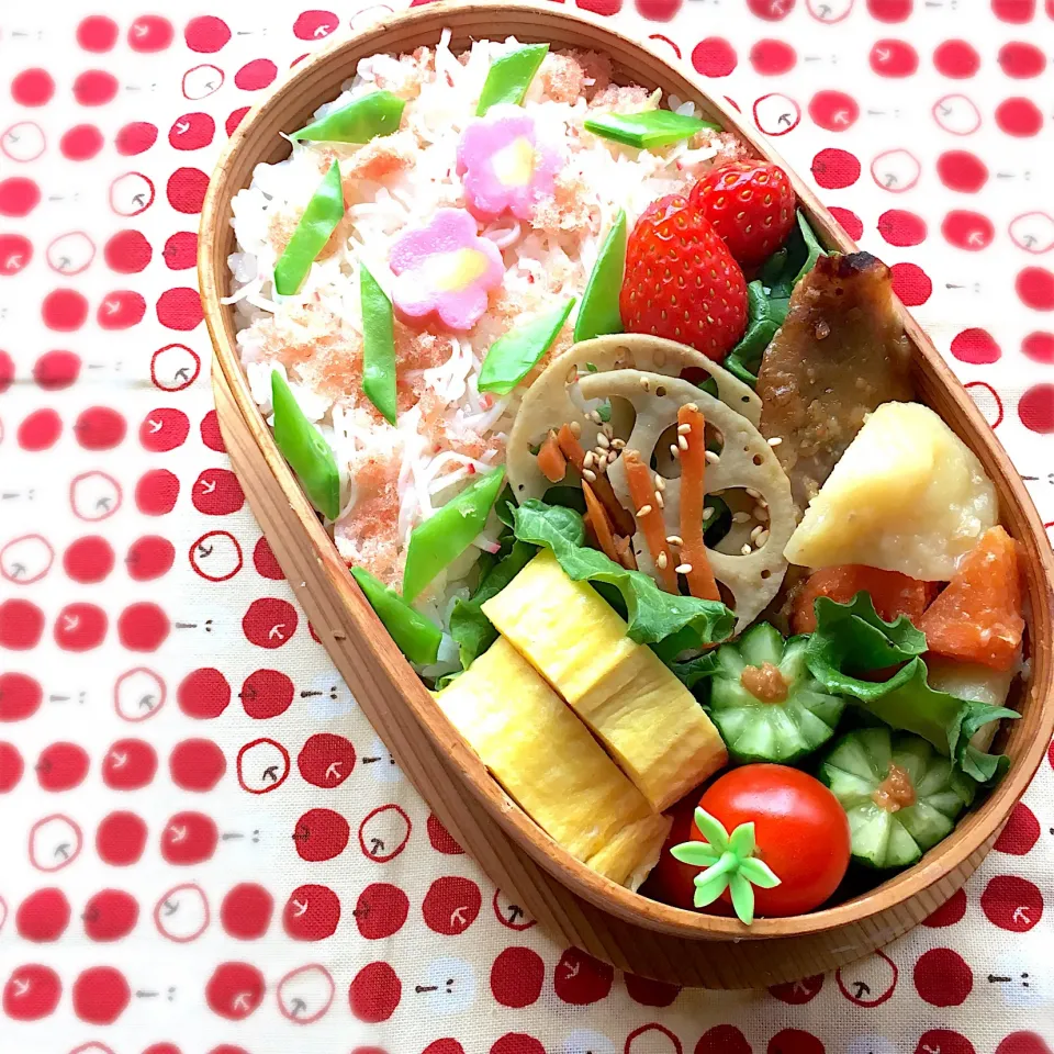 曲げわっぱ弁当 ♪
赤魚の味噌煮  肉じゃが  他|papillonloveさん