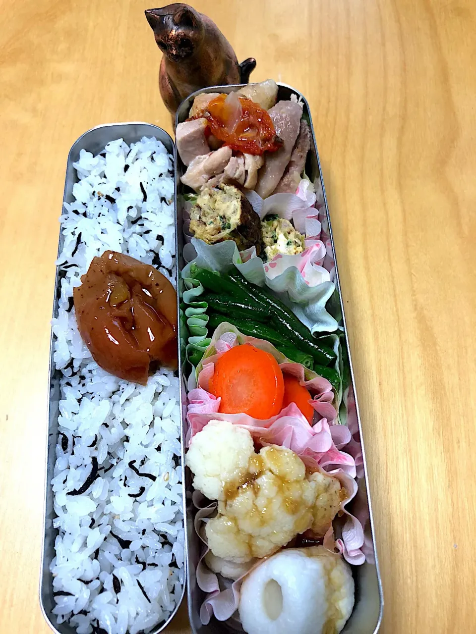 ひじきごはん チキンの日本酒煮 インゲン炒め ニラ入りオムレツ カリフラワー チーチク弁当。|Kumiko Kimuraさん