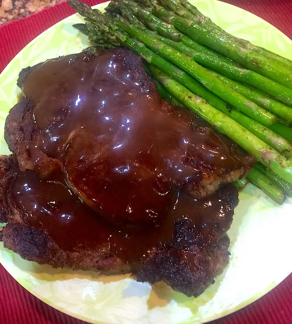 Ribeye Steaks with Asparagus. Topped with brown gravy|Alma's Home Kitchenさん