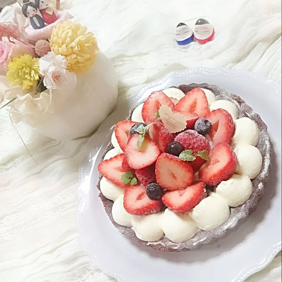 Snapdishの料理写真:お雛祭り 苺🍓デコレーションで、チョコレートタルト|sakurakoさん