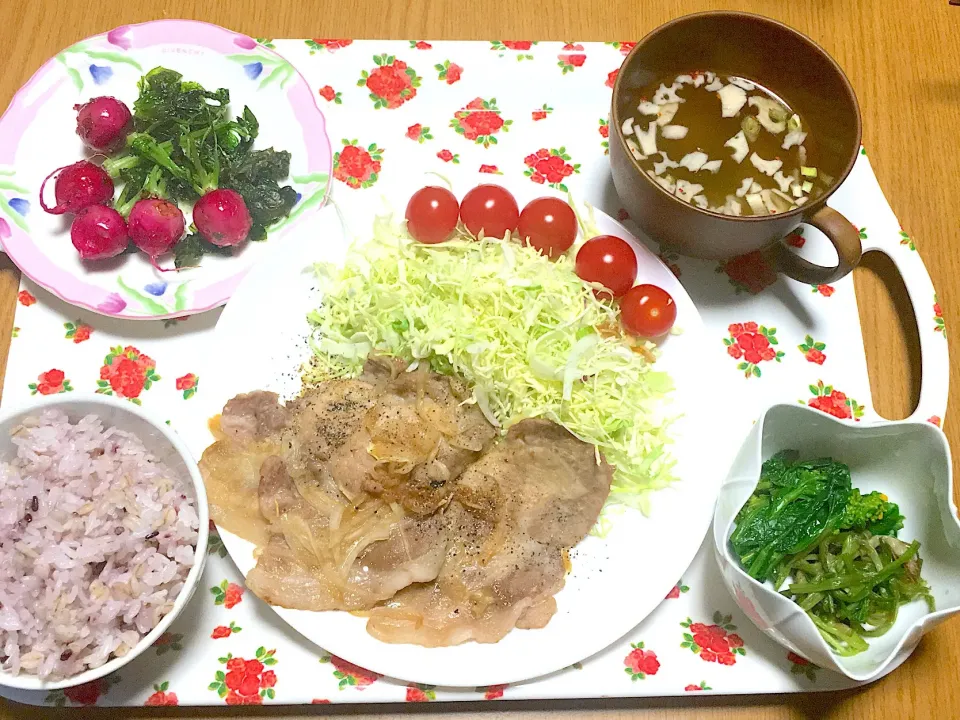 Snapdishの料理写真:豚の生姜焼き🐷
千切りキャベツとミニトマト🍅
ラディッシュのソテー
せりのおひたし
菜の花のからし和え
レンコンスープ
雑穀ごはん|yumyum😋さん