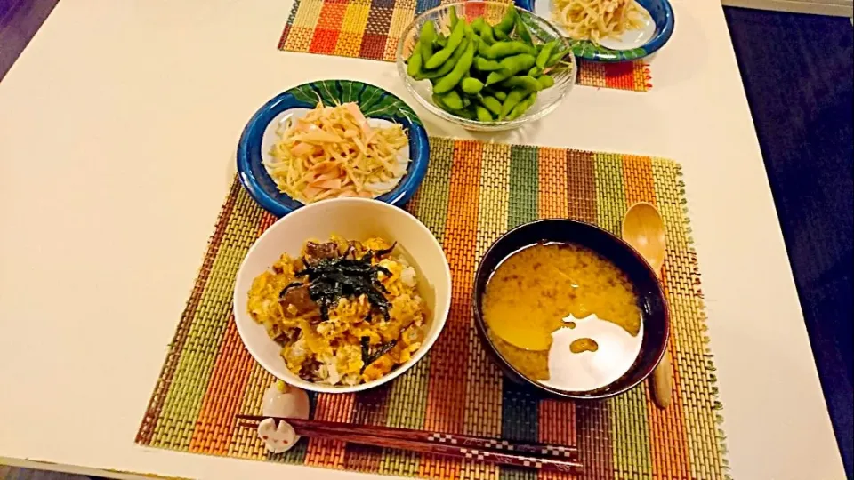 今日の夕食 サバ缶の卵とじ丼、もやしのサラダ、じゃがいもの味噌汁、枝豆|pinknari🐰🌈さん