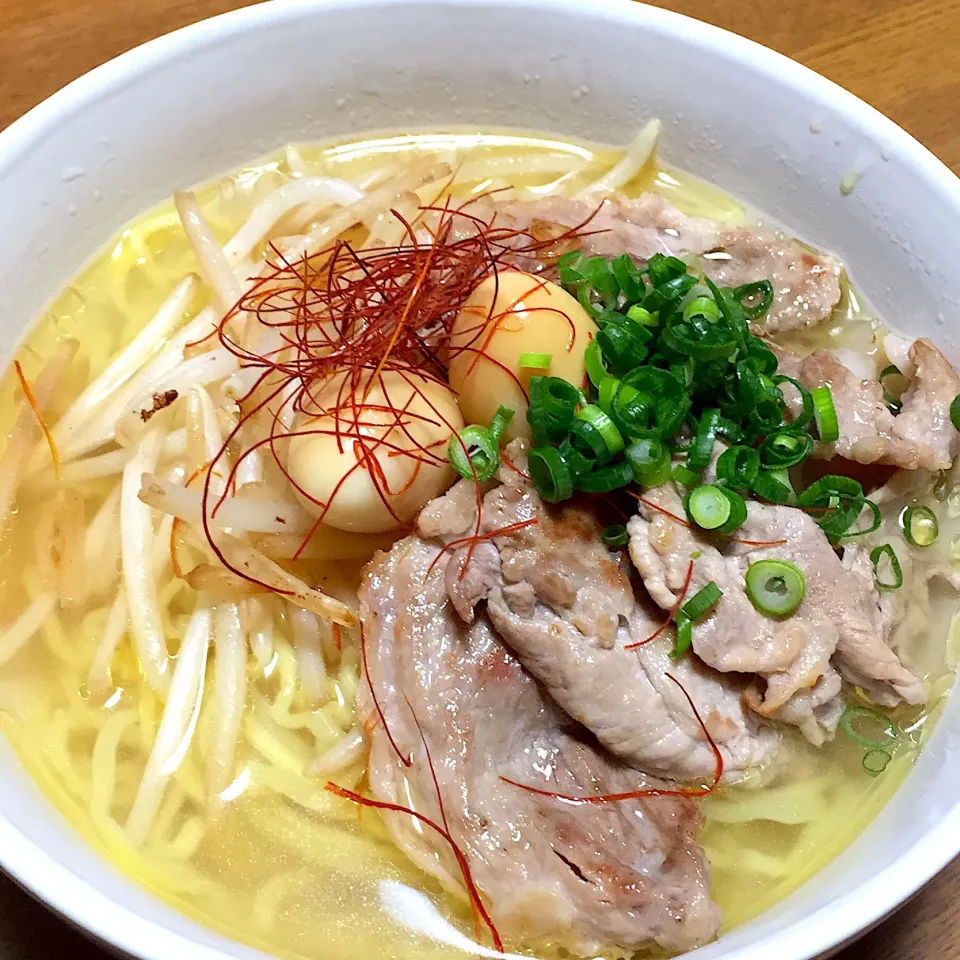 #らーめん 
うずら煮卵をのせた塩ラーメン|もこうさぎさん