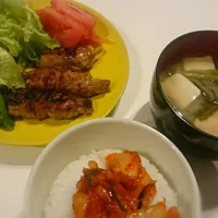 えのきの肉巻きと小松菜の味噌汁🌱
スナップエンドウが甘くて美味しい！|Namiさん