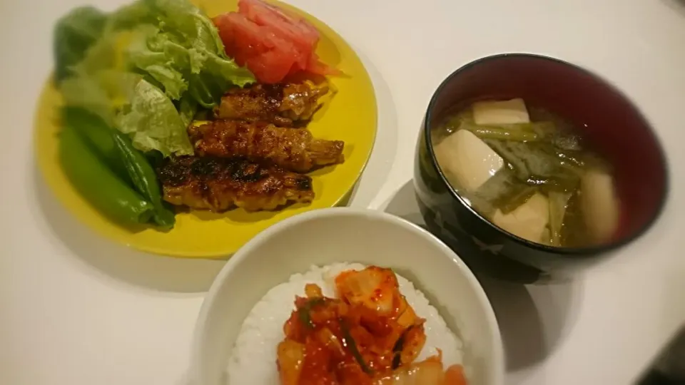 えのきの肉巻きと小松菜の味噌汁🌱
スナップエンドウが甘くて美味しい！|Namiさん