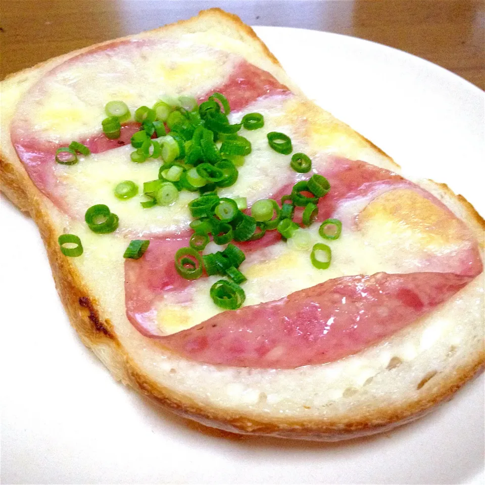 Snapdishの料理写真:ビアハム&チーズ🧀トースト🍞タカキベーカリーのイギリスパンで旨旨だょ〜🤗🎵|まいりさん