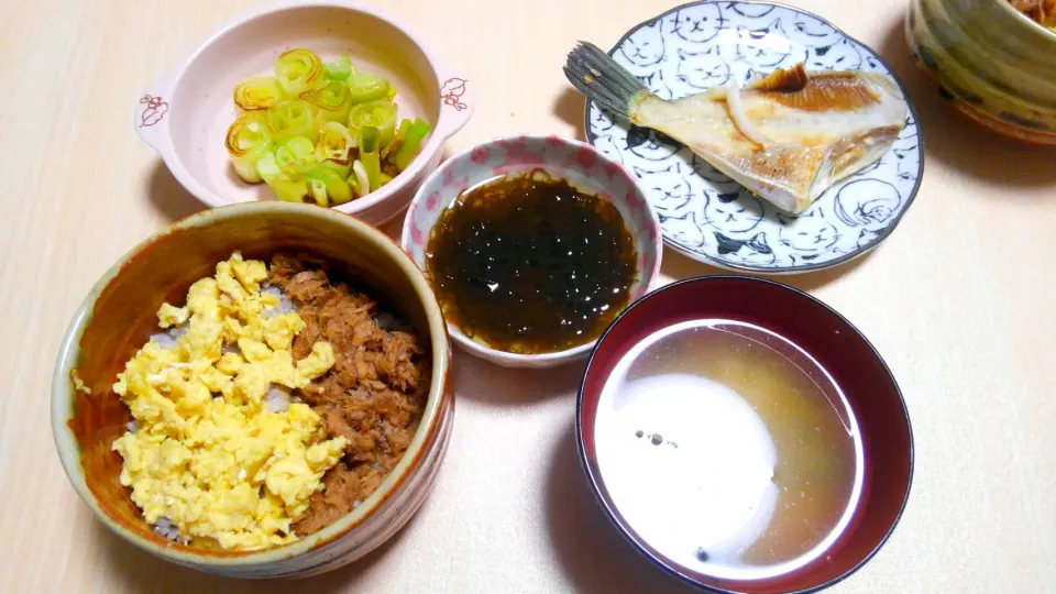 Snapdishの料理写真:２月１１日　ツナそぼろ丼　干し魚(鯛)　もずく　ネギのアヒージョ　お味噌汁|いもこ。さん