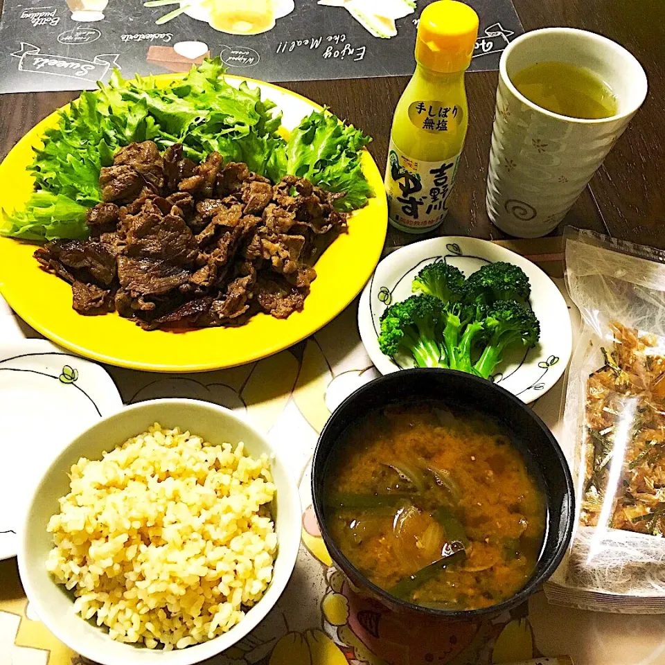 牛肉薄切り塩焼きに柚子絞り汁をかけて(*´▽｀*)味噌汁と茹でブロッコリーと玄米！|ライムさん