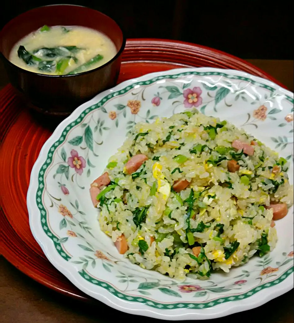 Snapdishの料理写真:大根葉たっぷり 春色炒飯🌿|あらいぐまのしっぽさん