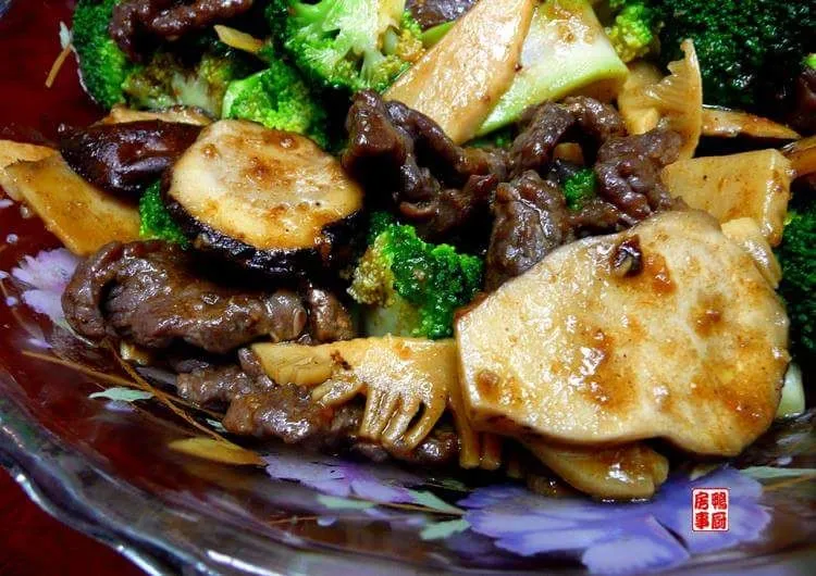 stirfried beef with shiitake mushroom, bamboo shoots and broccoli|steven z.y.さん