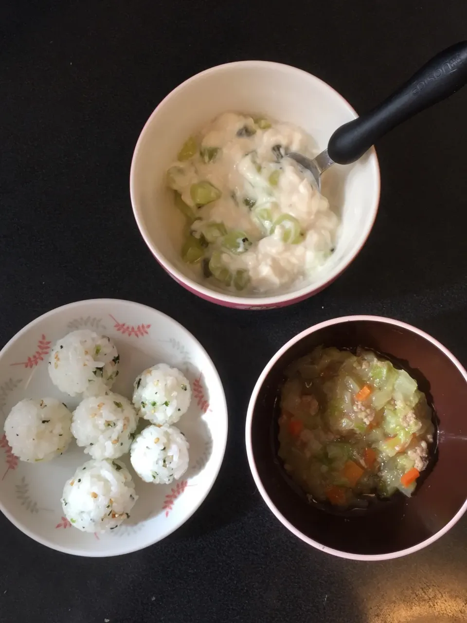 離乳食 朝
・ふりかけおにぎり
・白菜と豚肉のあんかけ
・キウイ豆乳グルト|ぺろたんさん