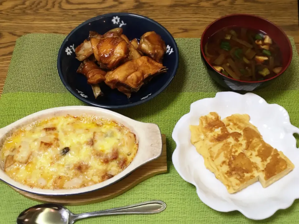 Snapdishの料理写真:鶏ぶつ切りの甘辛煮・大根と青梗菜のお味噌汁・卵焼き・コロコロ長芋グラタン|美也子さん