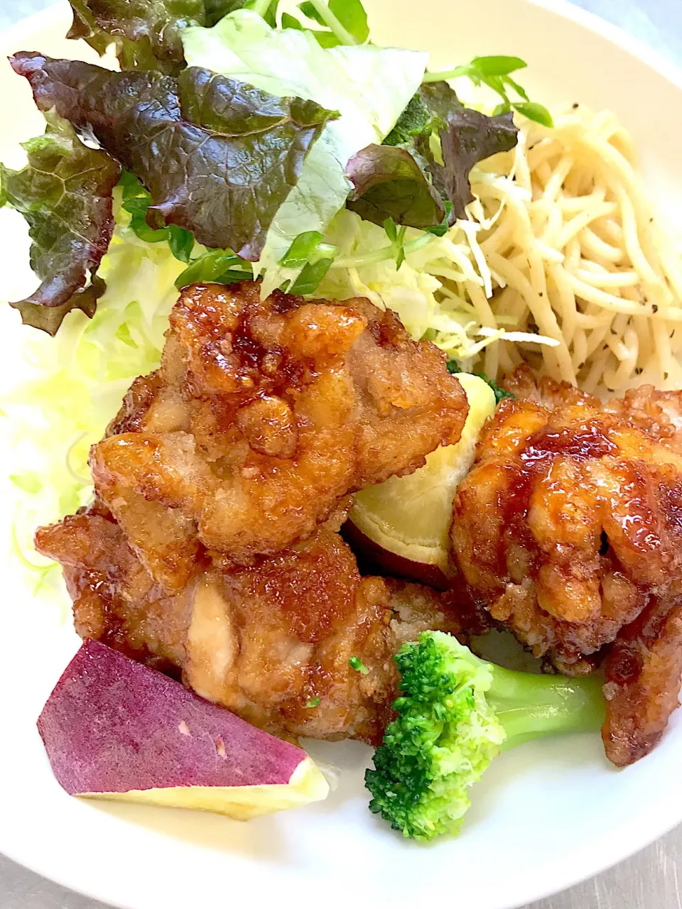 Snapdishの料理写真:揚げ鶏と野菜の甘辛がらめ|学食おばちゃんさん