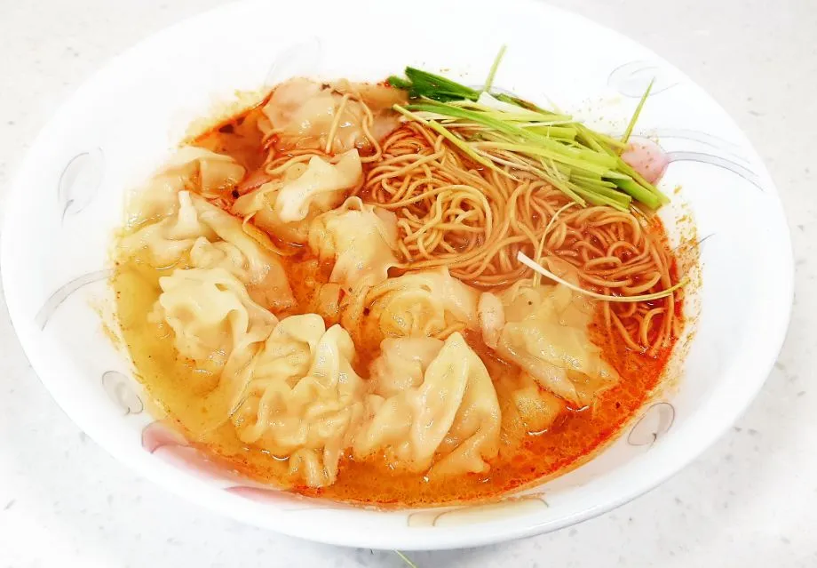 Hot and spicy wonton noodle soup|steven z.y.さん