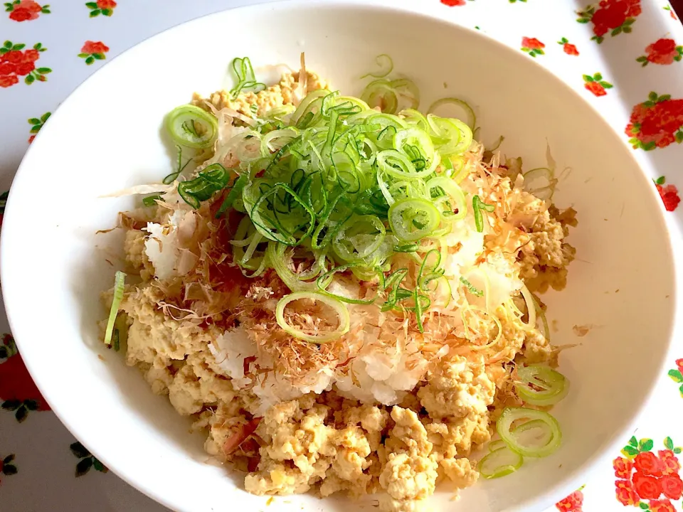 ヘルシー簡単😋雷豆腐🤤絹ごし豆腐と鰹節、大根おろしで腹持ちよく、ダイエット中でもモリモリいけます😋ゴマ油とお醤油が香ばしい味わい。|yumyum😋さん