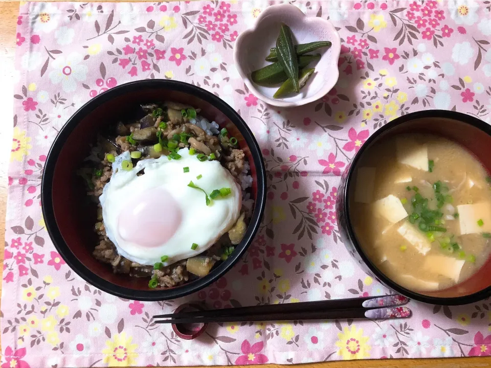 Snapdishの料理写真:夕飯🎵ナスと豚肉の甘味噌丼🎵|kiyominさん