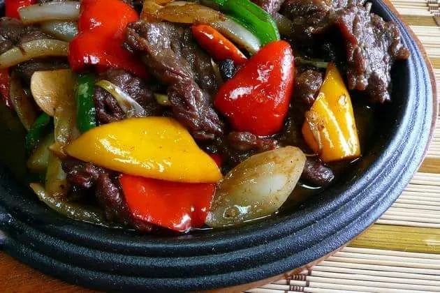 stirfried beef on sizzling iron plate|steven z.y.さん