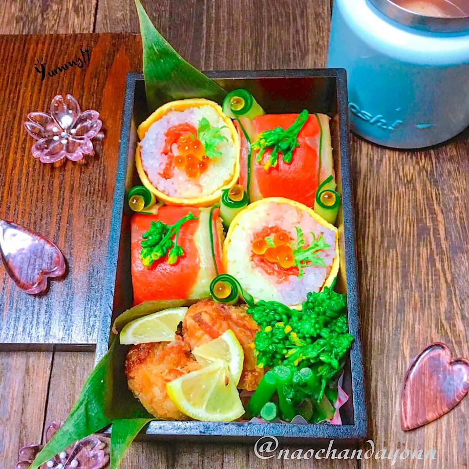 今日のJKお弁当🍱
紅鮭スモークサーモンで2種のロール寿司|naochandayonnさん