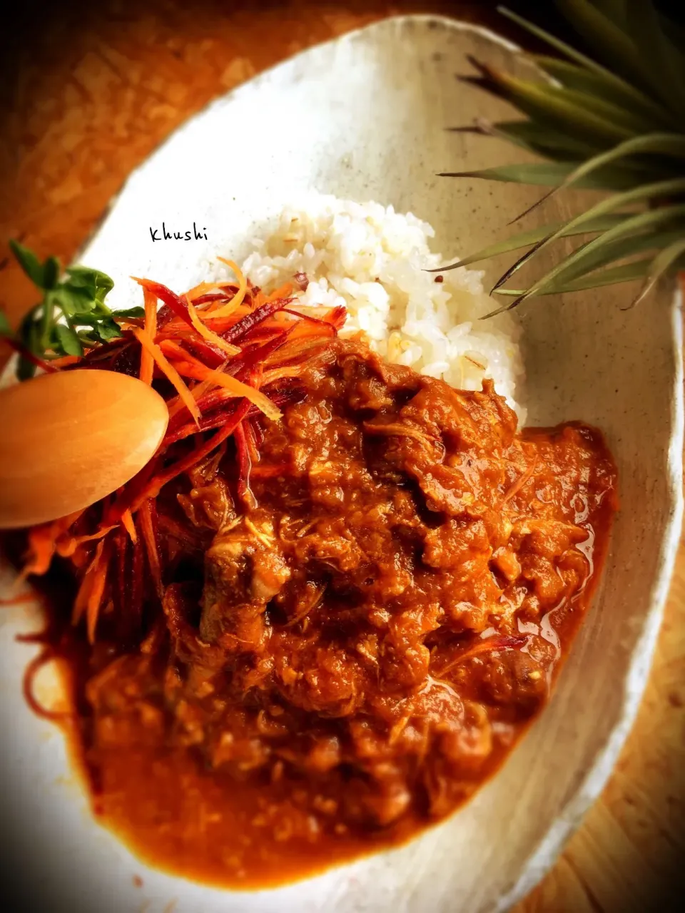 わが家のチキンカレー🍛

骨付きチキンはホロホロ崩れてますが…
ルーは使わず、ひたすらアメ色玉ねぎを炒めるのがコツ❗️|KOZUEさん