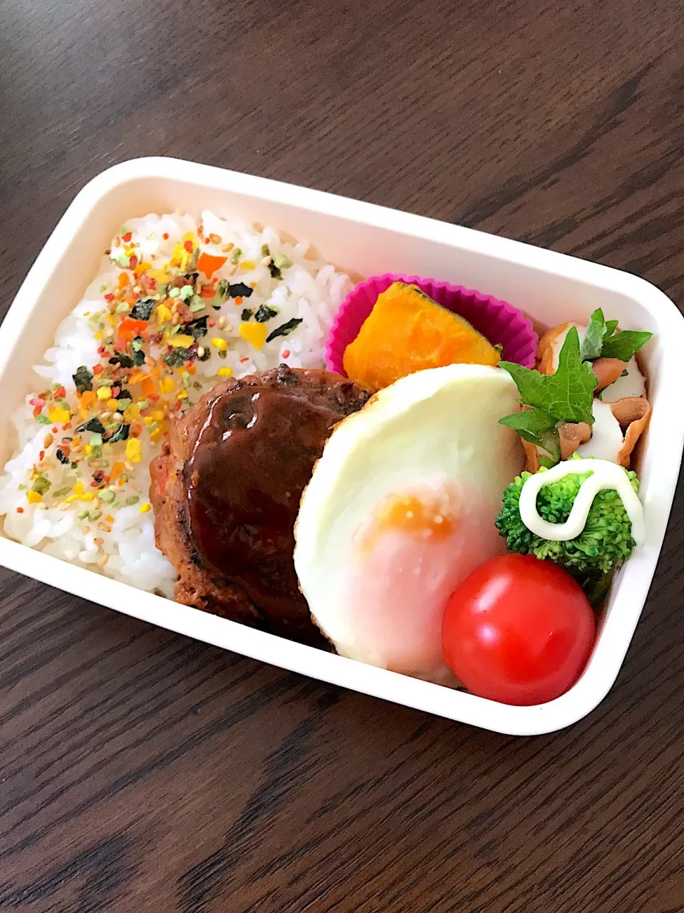 Snapdishの料理写真:目玉焼きハンバーグ弁当|kiicoさん