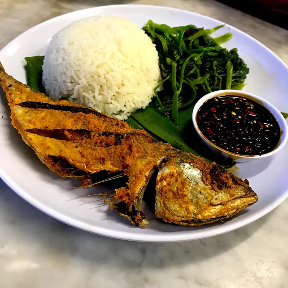 Snapdishの料理写真:KAMPUNG STYLE GORENG IKAN WITH RICE|y:u:i:nさん