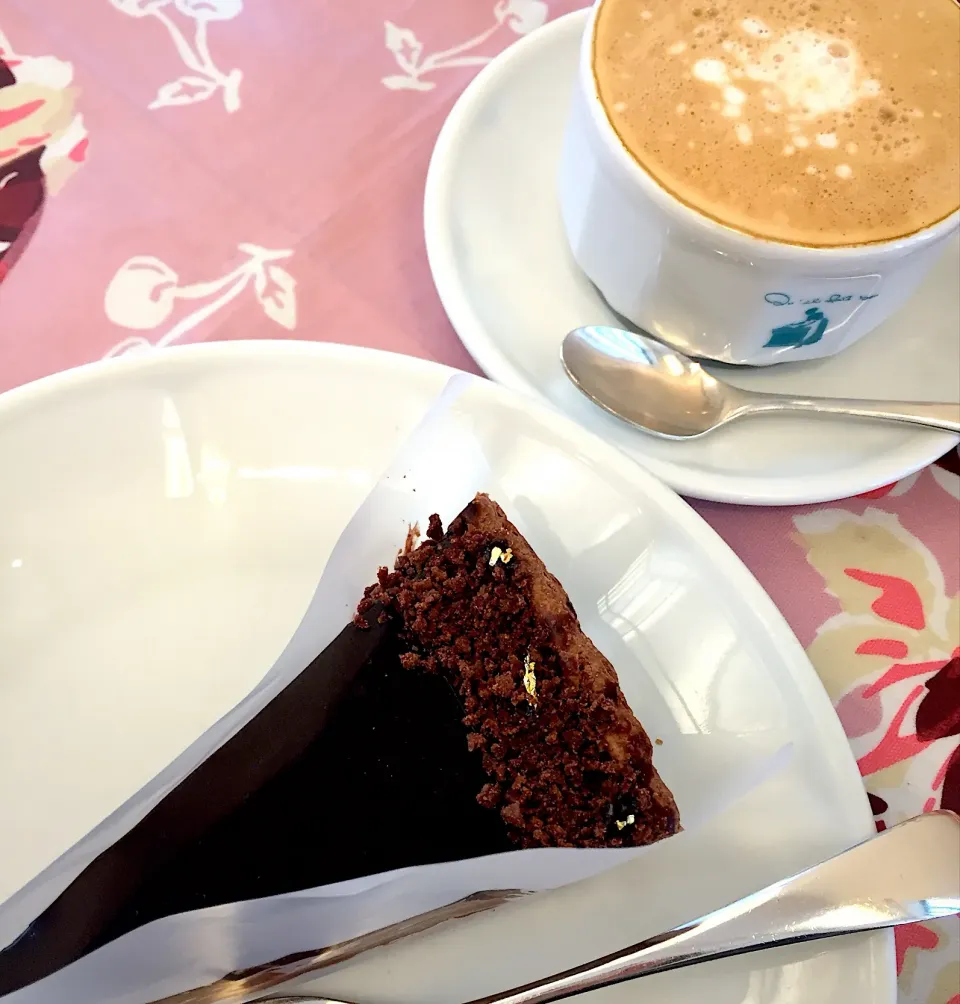 チョコレートのタルトとカフェオレ🍫☕️でデザートタイム❤️|ぽっちゃんさん