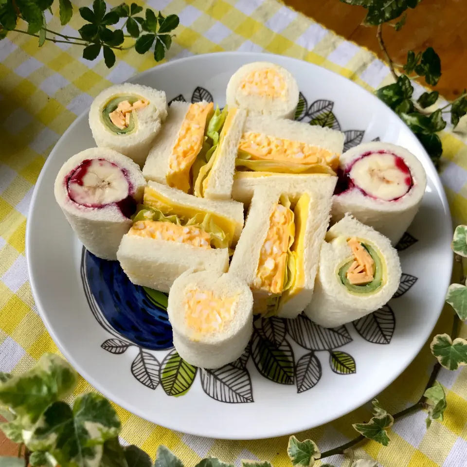 Snapdishの料理写真:🍞今日のランチも またまたサンドウィッチ🥪ロールサンドと 卵レタスチーズ🧀サンド🥪|Hollyさん