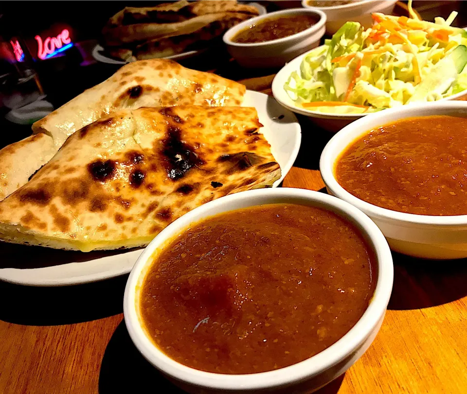 昼ごはん  モンマルトルでカレーセット、チキンと野菜のカレーにチーズナン🧀|砂雪さん