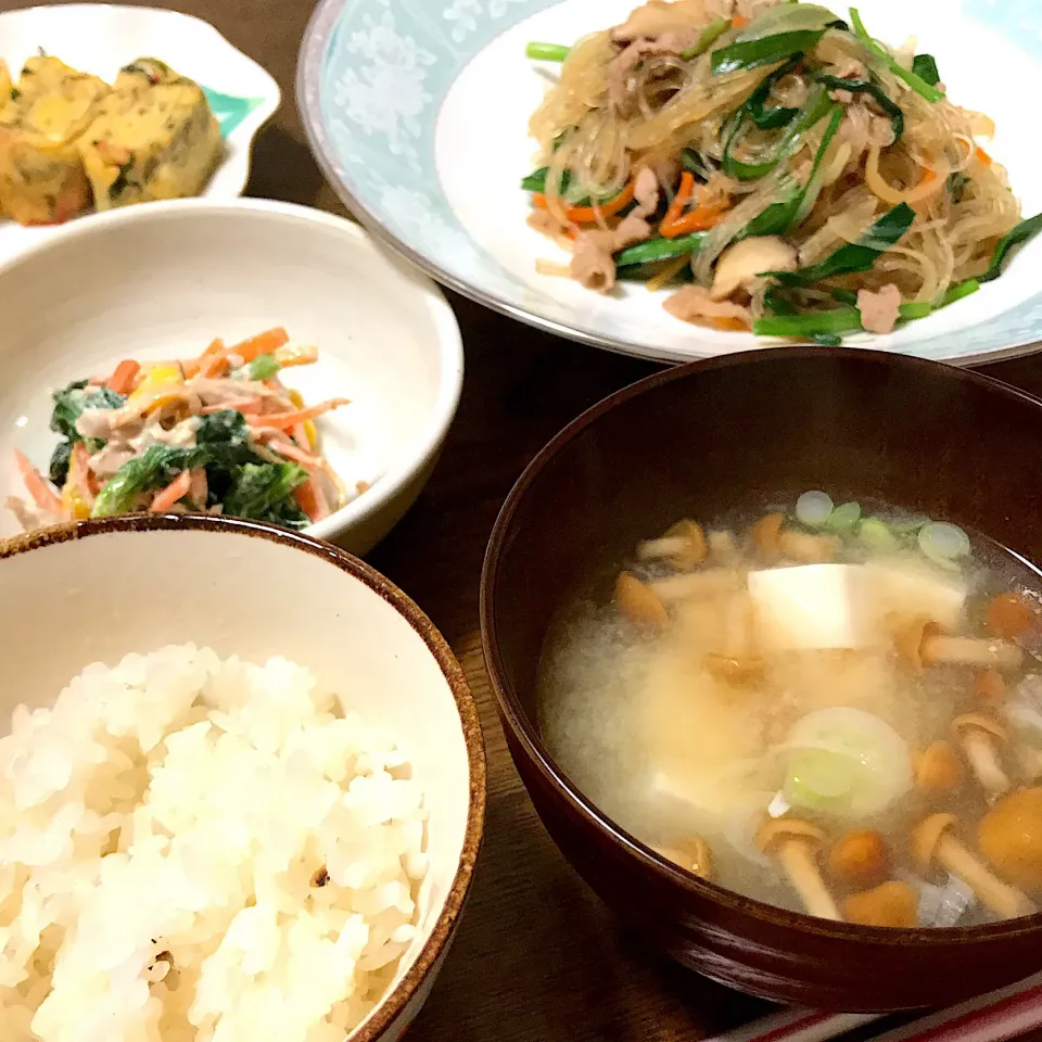 Snapdishの料理写真:#土鍋ごはん 
 #チャプチェ 
 #大葉とかにかま入り玉子焼き 
 #ほうれん草のサラダ 
 #豆腐となめこの味噌汁|まきさん