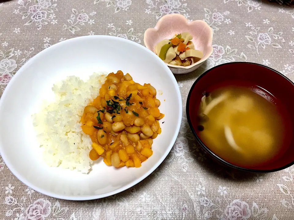 Snapdishの料理写真:大豆とサツマイモのチリコンカーン風、高野豆腐、味噌汁|小鳥さん