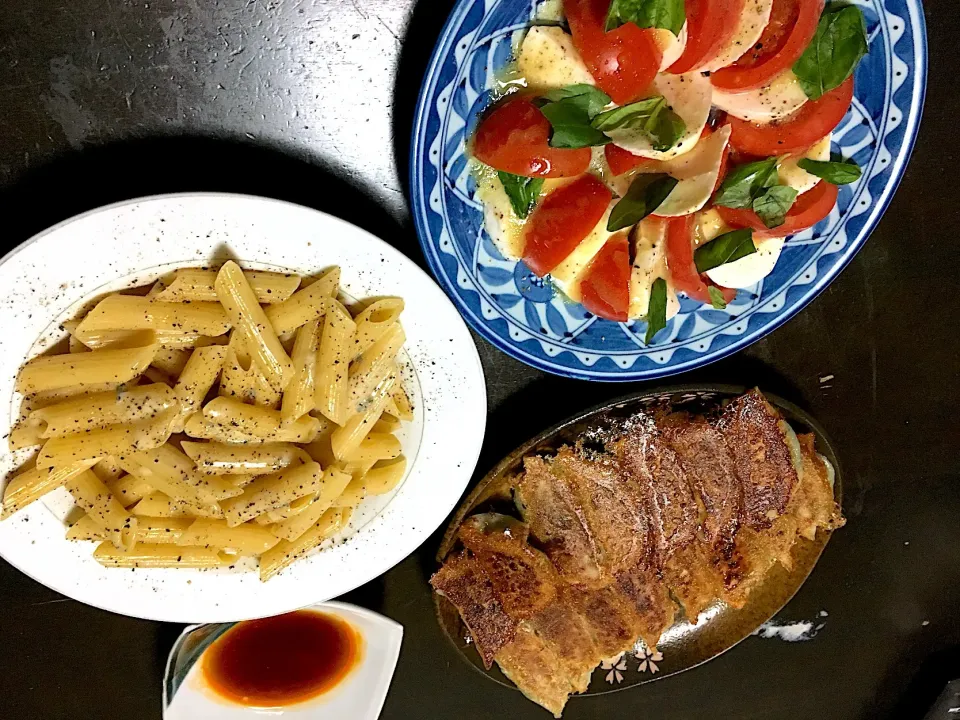 カプレーゼ、餃子、ゴルゴンゾーラのペンネの異色飯‼️|長さんさん