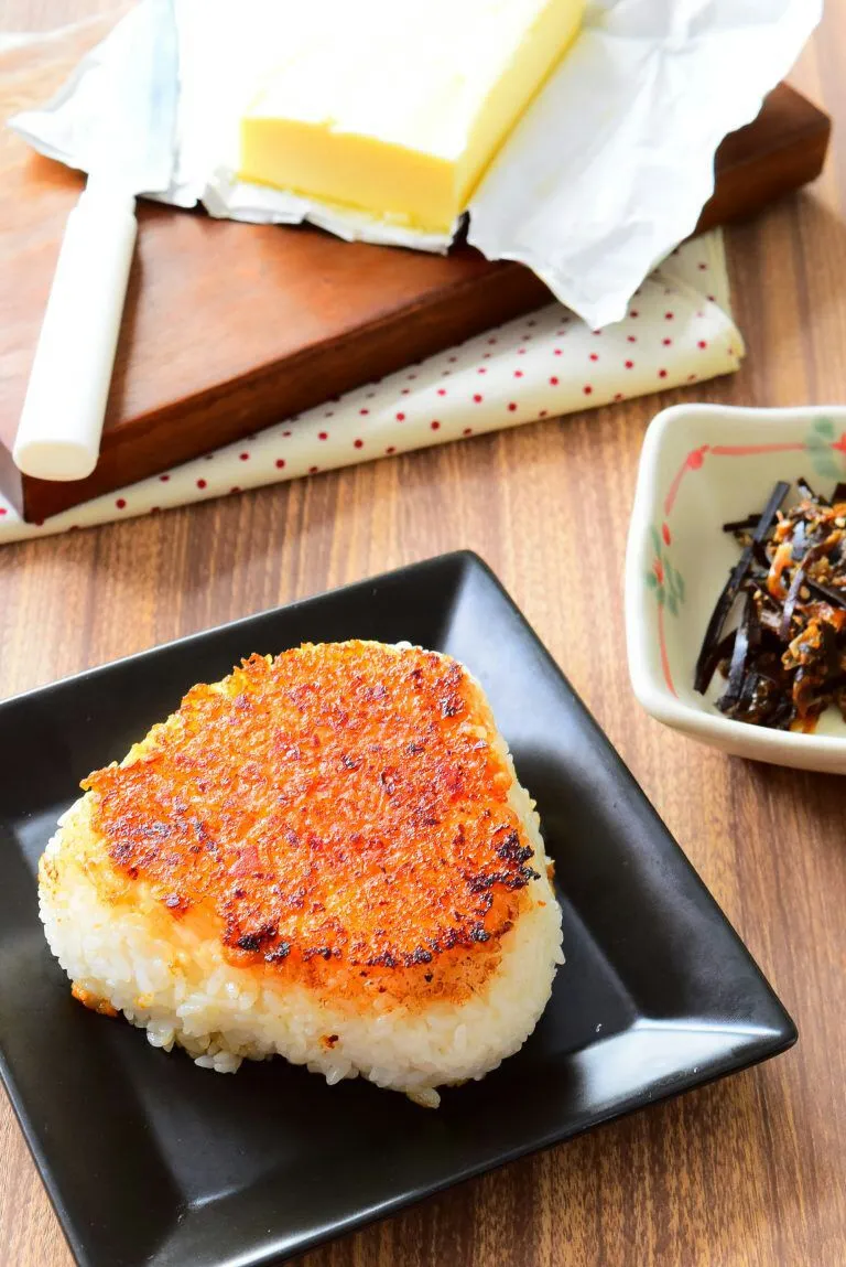 素手で握らないピリ辛！味噌バター焼きおにぎりのレシピ|アマイモノ・クウ蔵さん