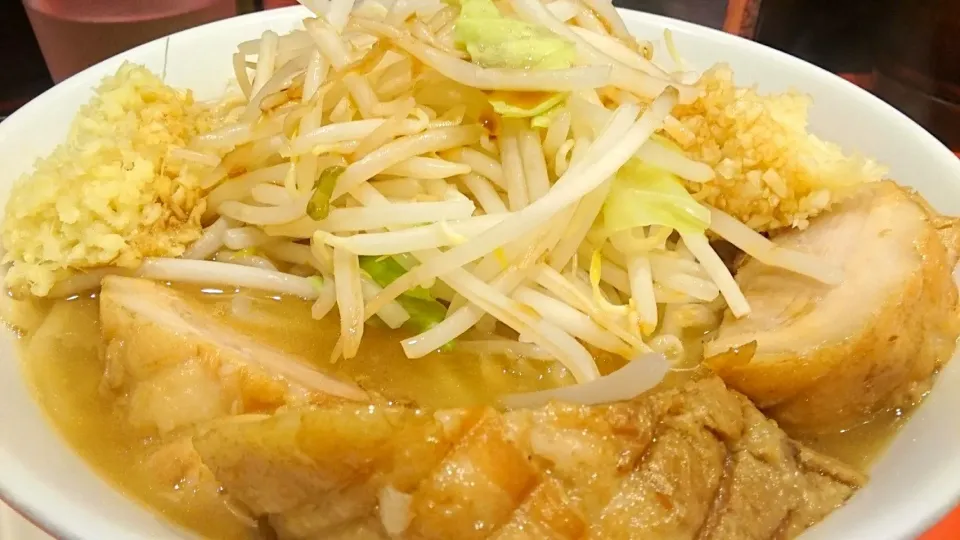 Snapdishの料理写真:【系列店の限定メニューがカップ麺に】
用心棒
ラーメン(730円)
＋追加豚2枚(180円)
＋ニンニク
＋ショウガW 
＠神保町
18040|大脇さん