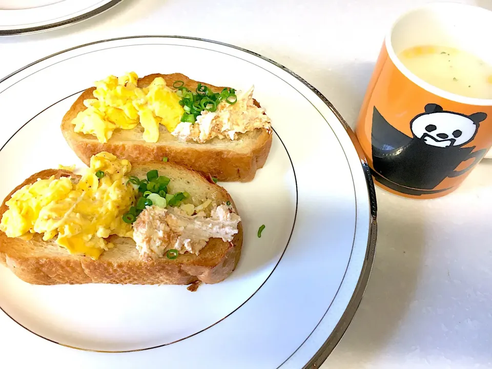 スクランブルエッグとクリームチーズの
オープンサンド🥪|カドラさん