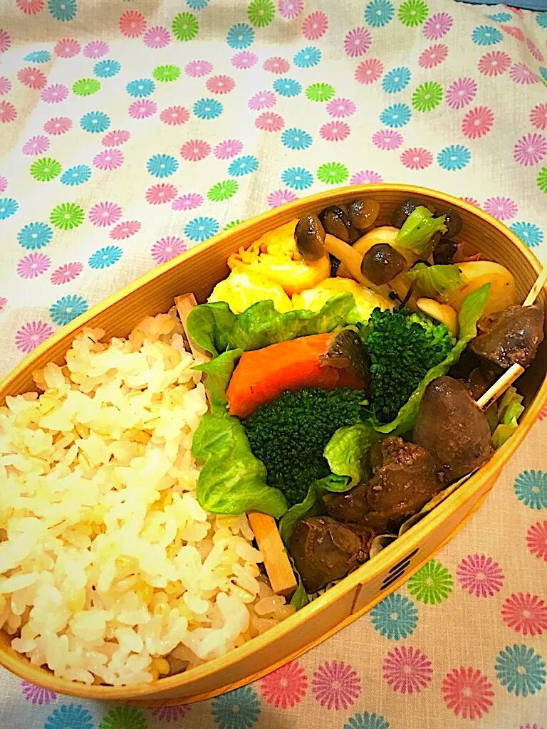 3／8 今日のお弁当
・鶏肝の甘辛煮・紅鮭の焼いたの・小かぶとシメジの塩昆布炒め・小さなだし巻き玉子・ブロッコリー|かっぴーさん