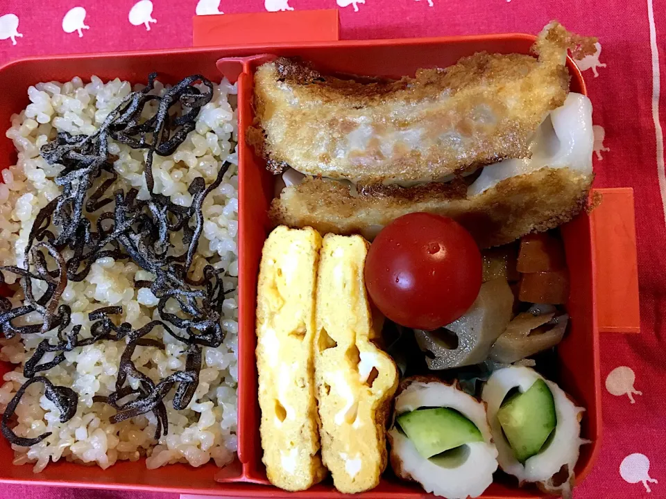 ♫3/8今日のお弁当♫〜餃子、だし巻き卵、レンコンきんぴら、きゅうり入りちくわ、プチトマト〜|Satokoさん