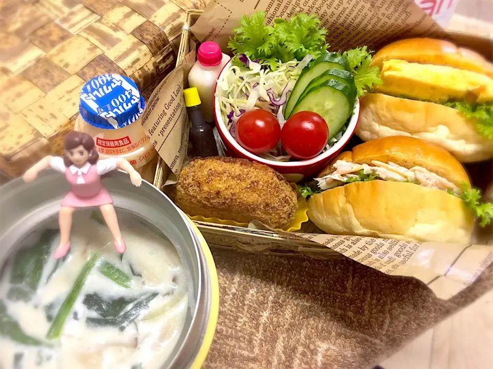 Snapdishの料理写真:バターロールサンド(コーン🌽チーズオムレツ・ゴボウサラダ)&マグロ🐟メンチカツ&野菜サラダカップ&ほうれん草とキノコ🍄のチャウダーのダーリンお弁当♪

 #弁当  #フチ子 #パンランチ🥖|桃実さん