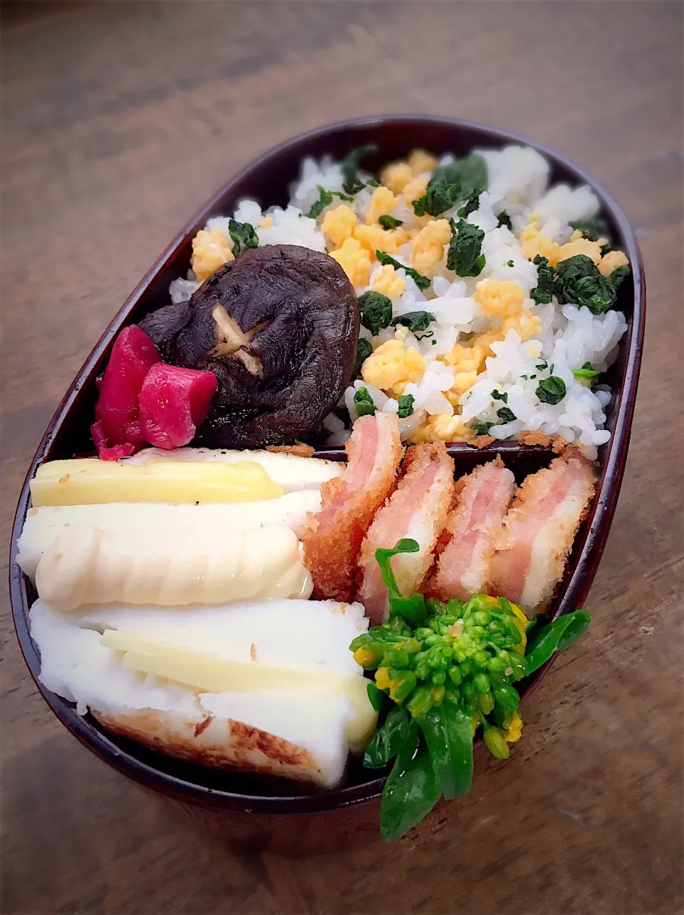 今日のお弁当
・蕪の葉と煎り卵の混ぜご飯
・ハムカツ
・白はんぺんチーズ|akiさん