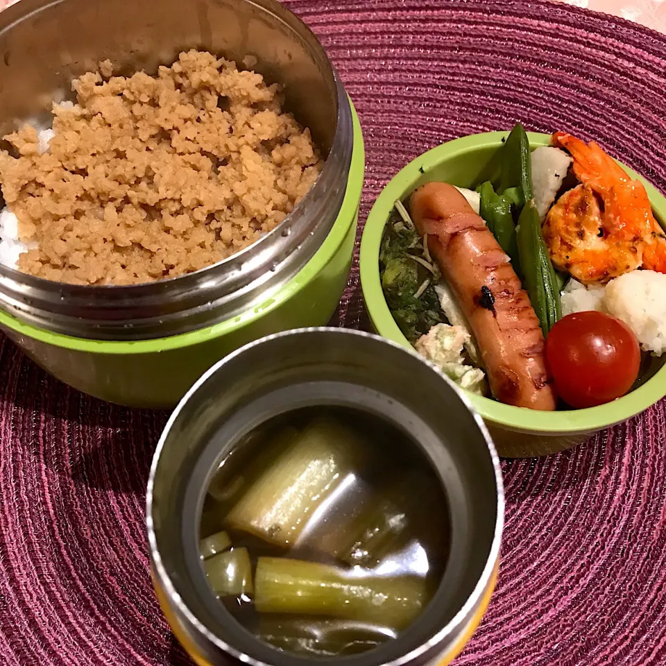 今日のお弁当🍱
鶏そぼろごはん、
熱々のままめしあがれ😊
今週もあとちょっと
今日は
お天気悪くなりそう😣
傘持って いってらっしゃい👋😊|mokoさん