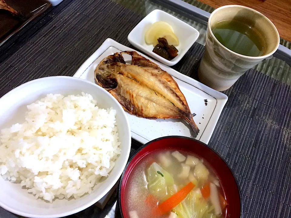 Snapdishの料理写真:今日の男子料理は朝定食ですw

#鯵の開き #野菜タップリスープ #漬物|Booパパさん