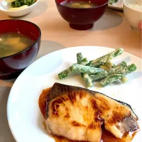 Snapdishの料理写真:ぶりの甘酢照り焼き