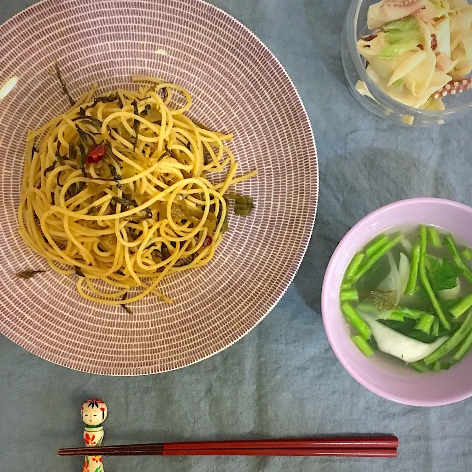 お昼ごはん。明太子からし高菜をいただいたのでパスタ。かぶといかのサラダ。かぶのスープ。|yukko7740さん