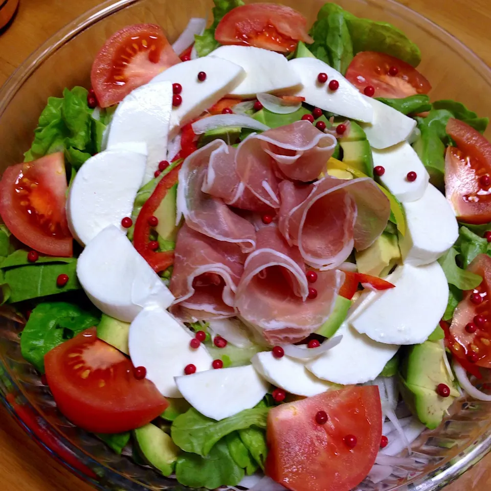 🥗お気に入り食材🍅🥑🧀で作ったサラダ   2018.3.8|Yu Yu mamaさん