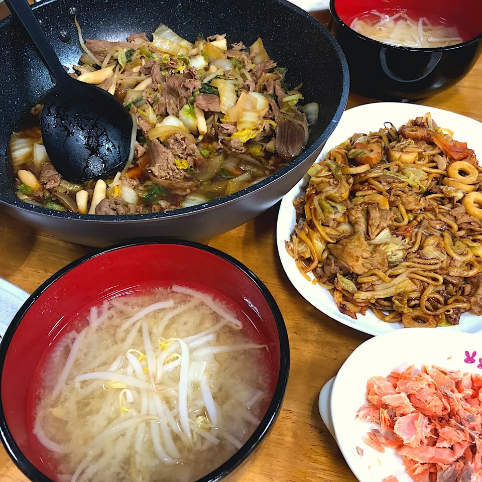 すき焼き風煮、焼き鮭、タマネギとモヤシの味噌汁、残り物の焼きそば*\(^o^)/*|すかラインさん