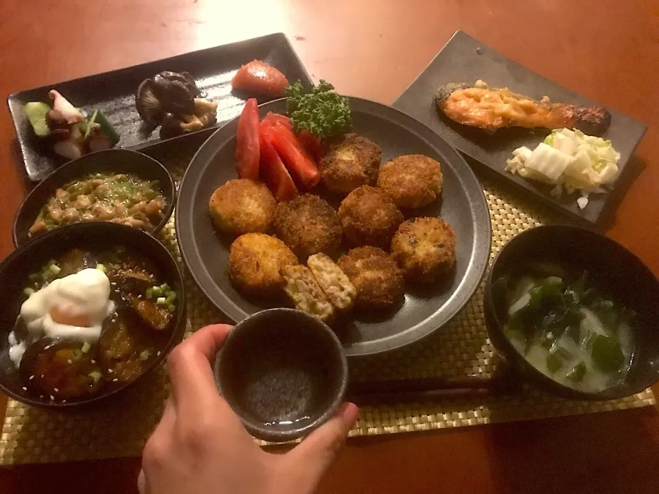 Today's Dinner🍴前菜･里芋ｺﾛｯｹ･鮭の西京味噌焼き&白菜の浅漬け･照り焼き茄子の照り玉どぉん･ｵｸﾗ納豆めかぶ･白菜とわかめのお味噌汁|🌈Ami🍻さん